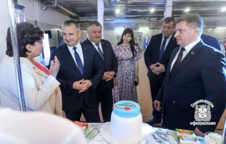 Фото: Подарок от губернатора: председатель облисполкома Иван Крупко передал сладости и продукцию Рогачёвского МКК дому семейного типа.