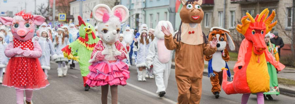 Театрализованное шествие Дедов Морозов и Снегурочек прошло в Гомеле