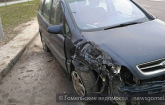 Фото: В Гомеле на дороге «Восточный обход» Opel врезался в осветительную опору 