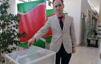 Фото: Молодежь активно голосует на участках в КСК "Локомотив"