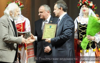 Фото: Свидетельство Почётного гражданина вручили Ващенко