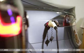 Фото: В Китае электромобиль Tesla потерял управление и сбил насмерть двух человек