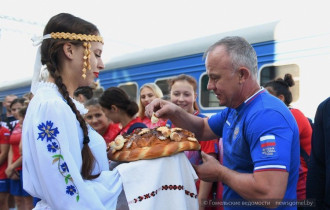 Фото: Гомельчане хлебом-солью встретили российских дзюдоистов, прибывших из Москвы на II Игры стран СНГ 