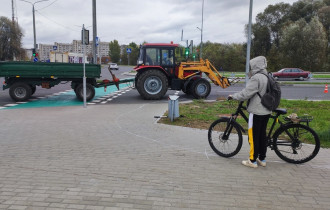 Фото: На переходе велосипедистка столкнулась с трактором: узнали последствия ДТП