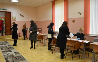 Фото: Активность на досрочном голосовании проявляют гомельчане на участке, расположенном в средней школе №11