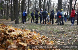 Фото: Гомельские студенты приняли участие в уборке парка