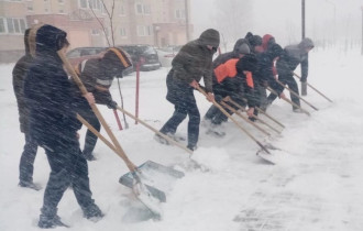 Фото: Дружно убирает снег молодежь Гомеля 