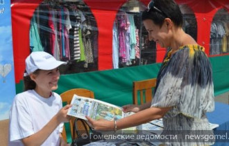 Фото: Подписную акцию на площади Восстания проводят "Гомельские ведомости"