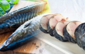 Фото: Как быстро и вкусно засолить скумбрию на праздничный стол: безупречная подача рыбы