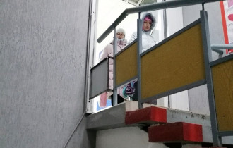 Фото: Смертельно опасная лестница благодаря публикации на сайте «Гомельских ведомостей» больше не опасна