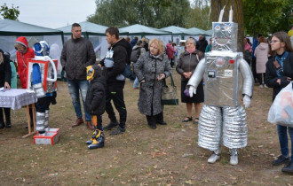 Фото: В Любенском в День города смастерили целый отряд роботов
