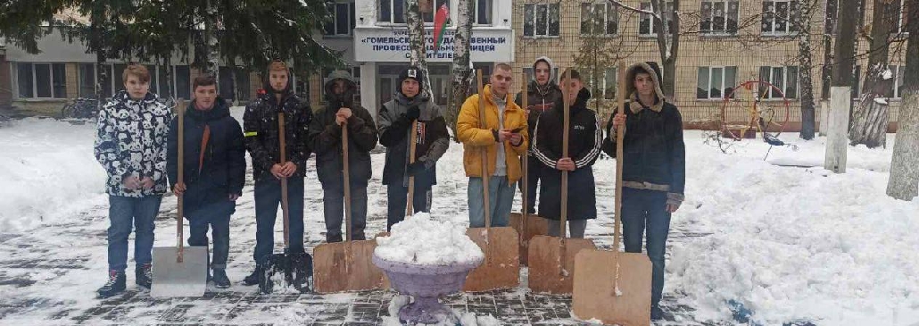 В Гомеле  активисты БРСМ продолжают "Эстафету тепла" в рамках акции "Чистый двор"