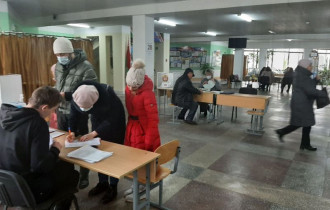 Фото: Пятый день досрочного голосования: гомельчане с самого утра приходят на участки, чтобы принять участие в республиканской референдуме