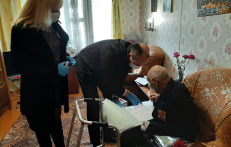Фото: 95-летний гомельчанин Наум Львович Каплан проголосовал сегодня на дому