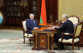Фото: Александр Лукашенко принял с докладом главу Администрации Президента