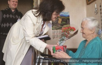 Фото: Голосование на дому для 100-летней избирательницы