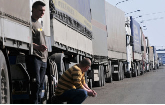 Фото: Грузовики по-прежнему стоят в очередях на границе со странами ЕС