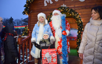 Фото: Держи подарок! Акция «Ёлка желаний» собрала ребят в гомельской резиденции Деда Мороза