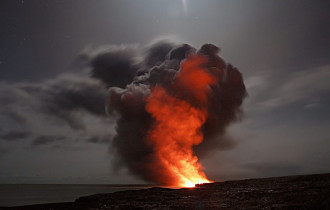 Фото: Извержение вулкана и новое землетрясение обрушились на индонезийский остров