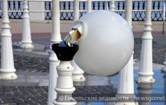 Фото: Фотофакт: повреждены плафоны трёх фонарей композиции "Маяк" на набережной Сожа