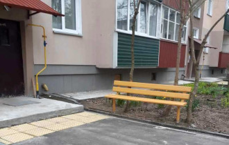Фото: У дома № 15 по улице Малайчука установлены скамейки у каждого подъезда