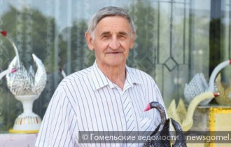 Фото: Пенсионер из Гомеля Леонид Баланда создаёт лебедей из бумаги