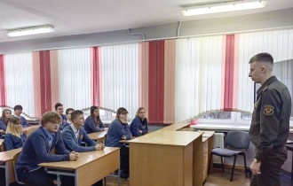 Фото: Учащиеся средней школы № 27 говорили о первом Герое Беларуси лётчике Владимире Карвате