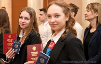 Фото: В Гомеле в рамках республиканской акции «Мы – граждане Беларуси!» талантливой молодёжи вручили паспорта
