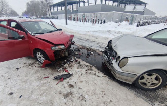 Фото: В результате столкновения автомобилей пострадал 18-летний водитель