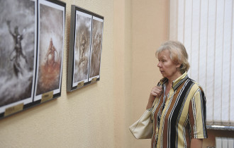 Фото: В центральной городской библиотеке имени А. И. Герцена проходит выставка иллюстраций Евгения Кота