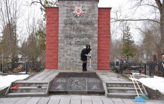 Фото: На Новобелицком братском кладбище молодёжь района навела чистоту и порядок