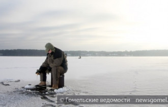Фото: В Гомеле милицейский патруль спас горе-рыбака, заснувшего на льду