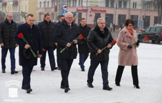 Фото: Цветы к подножию монумента в Гомеле возложили председатель ЦИК Игорь Карпенко, руководство области и города