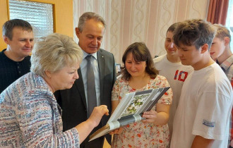 Фото: Тёплая встреча 10 лет спустя: Петр Кириченко накануне Дня защиты детей поздравил многодетную семью Ковгуновых