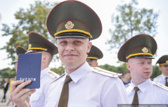 Фото: Фуражки в небе и звон монет. Выпуск лейтенантов БелГУТа  