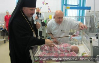 Фото: Епископ Стефан посетил детскую больницу с подарками