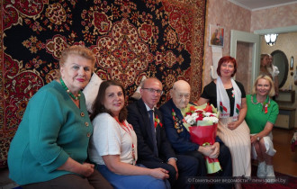 Фото: 101-летнего ветерана Олега Плиндова поздравили с Днём Независимости