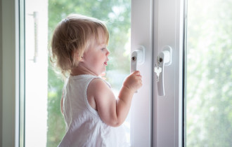 Фото: Падение детей из окон: как сделать окно безопасным
