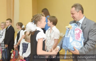Фото: Мэр Гомеля Пётр Кириченко вручил школьникам портфели 