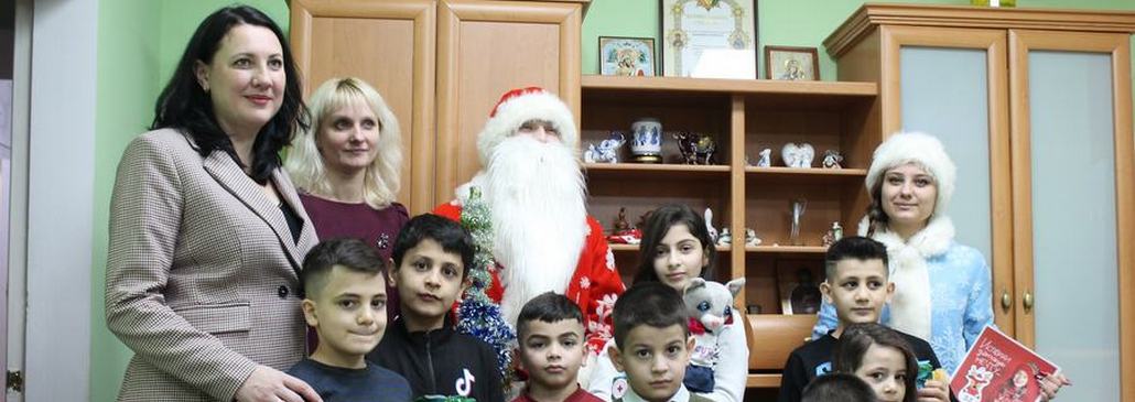 В Гомельском Красном Кресте с Новым годом поздравили детей беженцев
