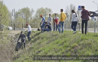 Фото: В Гомеле прошла акция по волонтёрским уборкам мусора "Зробім!"