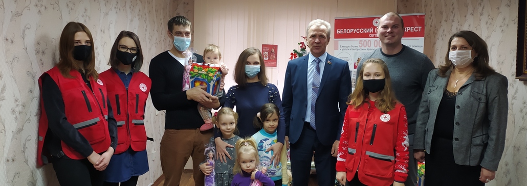 Депутат Александр Данченко и волонтёры «Седьмого неба» поздравили гомельчан 