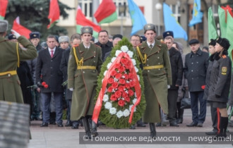 Фото: Торжественный митинг с церемонией возложения венков и цветов «Священная память войны» прошёл на Площади Труда