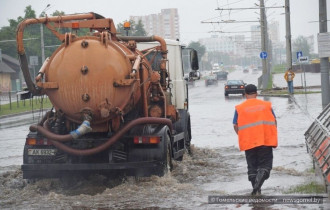 Фото: В течение получаса работники «ГорСАП» откачали воду с перекрёстка у СШ № 3