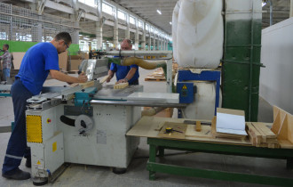 Фото: Вице-премьер Беларуси похвалил гомельских деревообработчиков и призвал выпускать больше качественной и недорогой мебели
