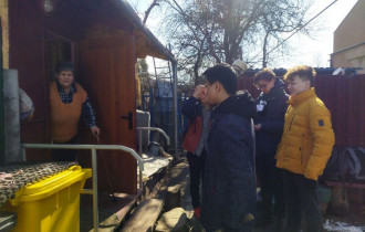Фото: Педагоги и учащиеся Гомельского городского лицея №1 приняли участие в областном субботнике