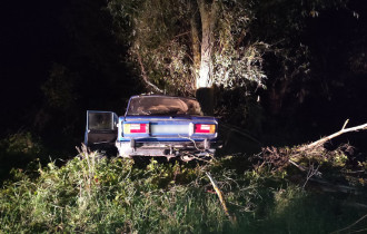 Фото: В Калинковичском районе бесправник на легковушке врезался в дерево: погиб пассажир