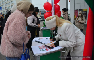 Фото: В Гомеле горожане спешат на пикеты, чтобы в числе первых подписаться за своего потенциального кандидата в Президенты 