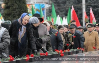 Фото: Торжественный митинг на площади Труда