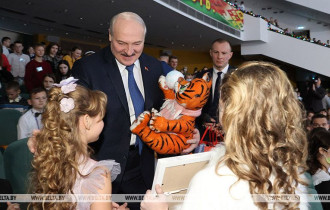 Фото: Лукашенко на празднике во Дворце Республики подарили символ 2022 года